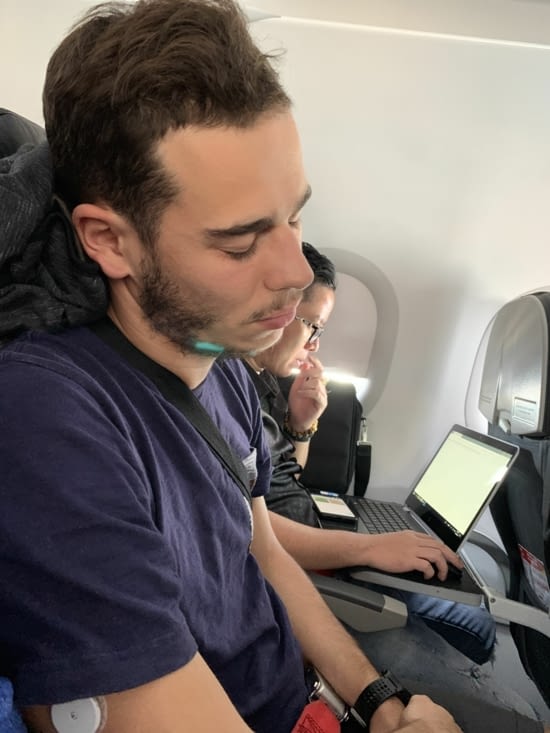 Jordan dort dans l’avion!