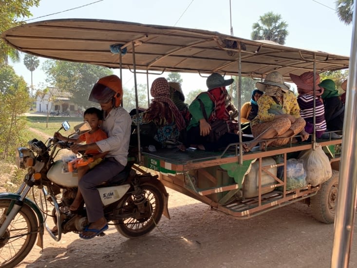 Sur le retour, une famille qui va se balader aha