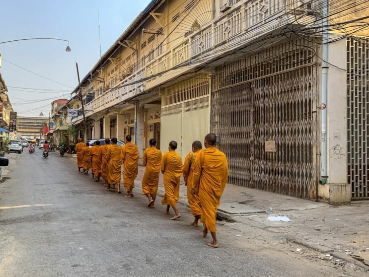 Les moines à la file indienne