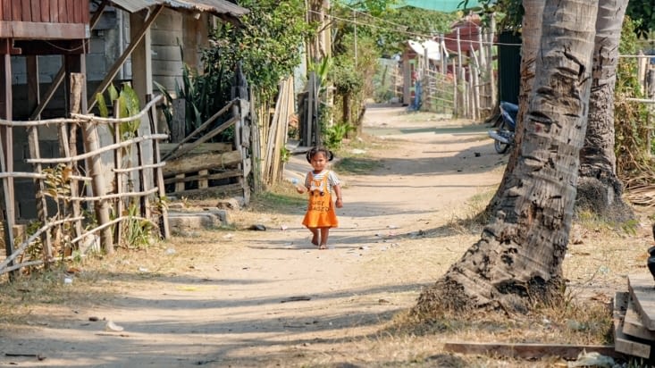 Une petite venue nous taper la main