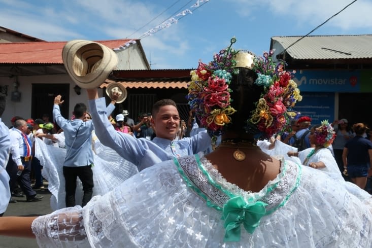 Défilé de polleras (elles portent des tembleques dans les cheveux)