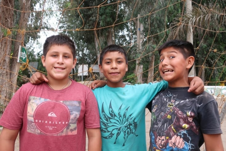 Les chicos avec un sourire naturel