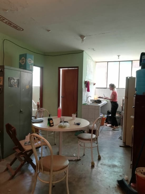 Le salon/salle à manger/cuisine