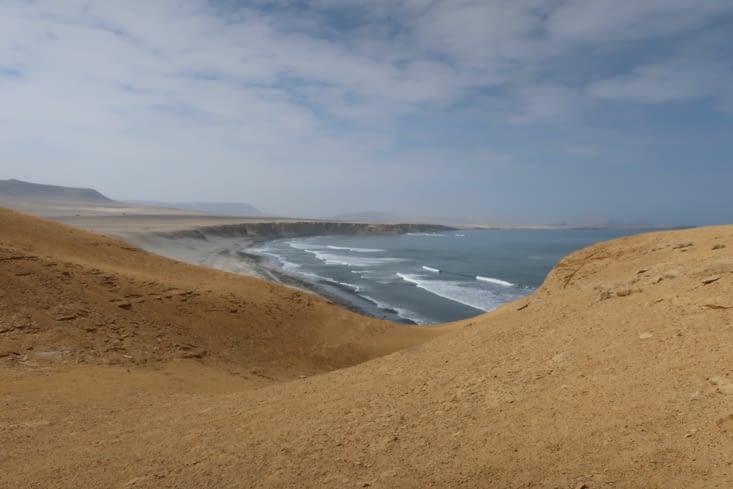 Une plage de sable ocre