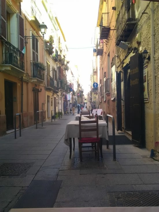 Cagliari une ruelle près du port propice à un café