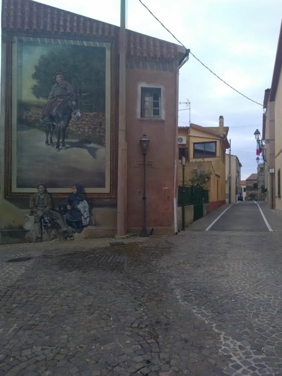 Un petit village avec de magnifiques fresques