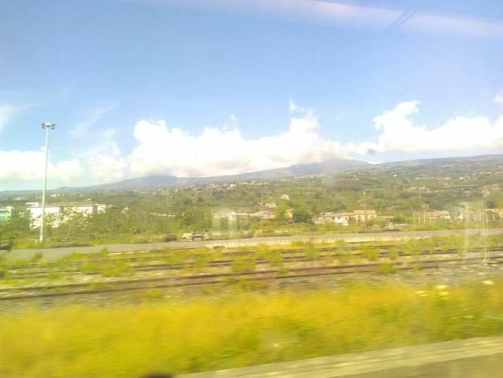 L'Etna vu du train entre Aci Réale et Messine