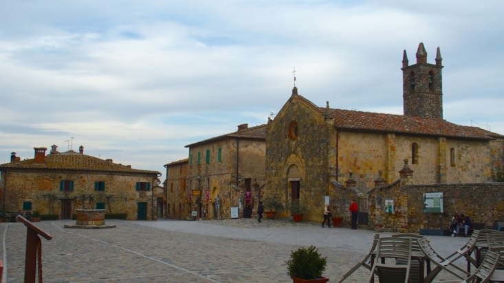 La petite place au centre du château .