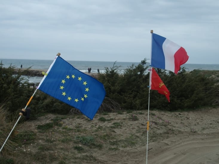 Les drapeaux flottent au vent, ils semblent heureux d'avoir retrouvé la mer.