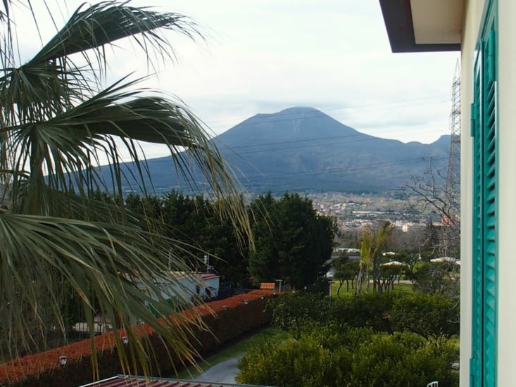 Le Vésuve, de la terrasse de notre chambre.