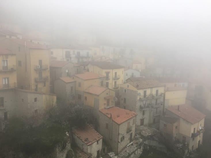 Le village dans la brume