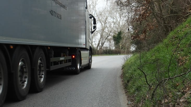 Se faire doubler par un camion toujours impressionnant