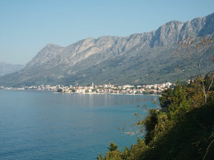 Les premiers villages qui semblent s'abreuver dans l'eau transparente de l'Adriatique