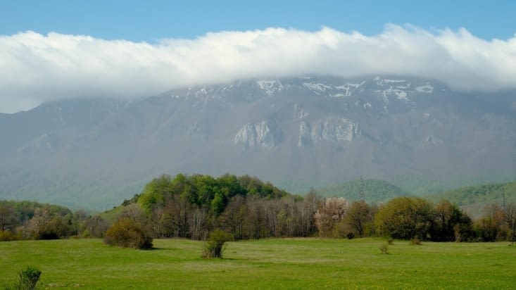 Les premiers paysages de moyenne montagne, les dernières plaques de névé résistent.