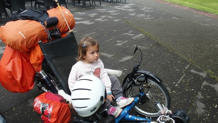 Á Karlovac une petite fille essaie nos vélos.