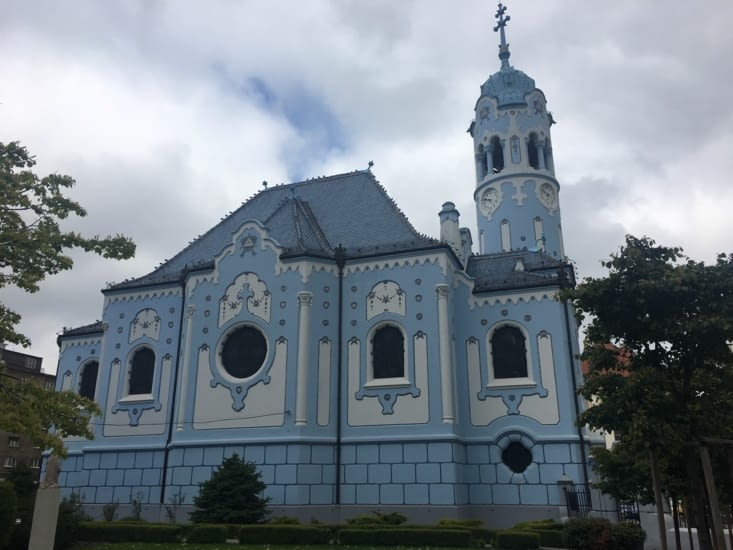 Une église de style '' art nouveau '' Surprenante par sa couleur et très originale