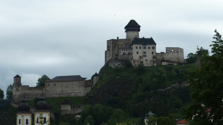 Le splendide château de Trencín a plusieurs histoires. Je vais vous raconter !