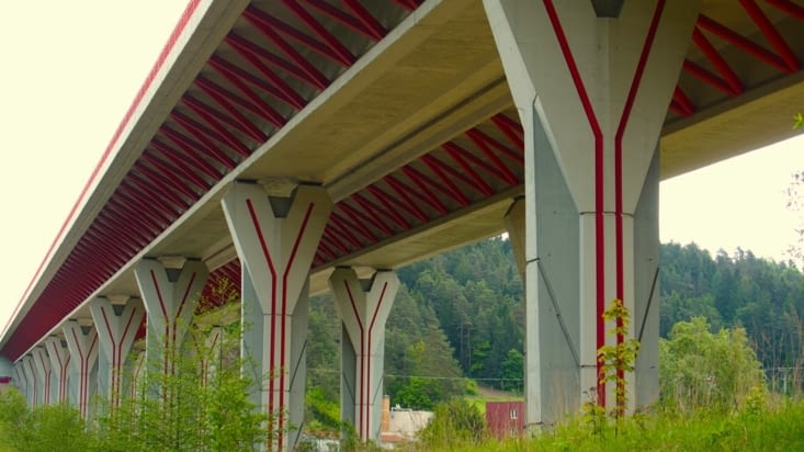 En passant sous le pont d'une autoroute, surprise les poteaux sont décorés, bonne idée!