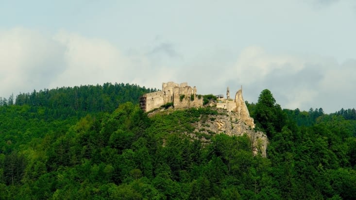 En voyant les ruines de ce château, j'imagine la vie des seigneurs de l'époque...