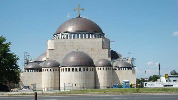 Entre McDo et Décathlon une église Orthodoxe