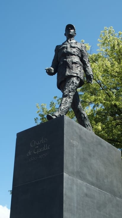 Une statue nous intrigue, elle domine le rond point Charles De Gaulle.