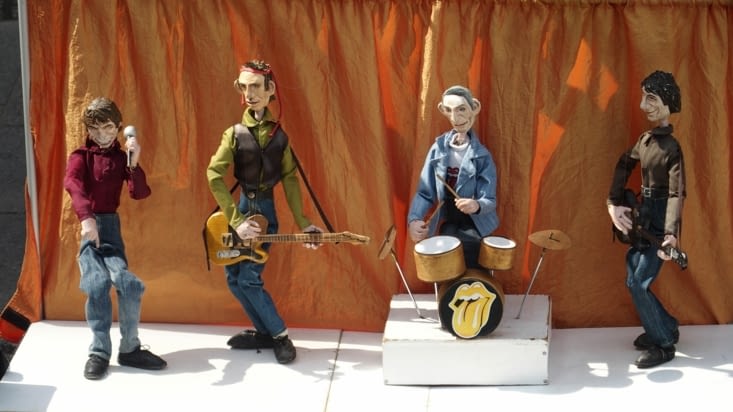 Des marionnettistes animant les Rolling Stones avec musique s'il vous plait !