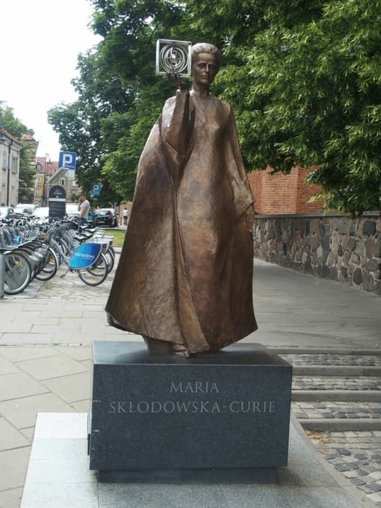 N'oublions pas que Marie Curie était d'origine polonaise.