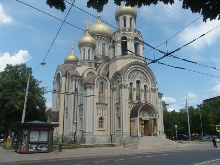 Une belle église orthodoxe à l'entrée de Vilnius