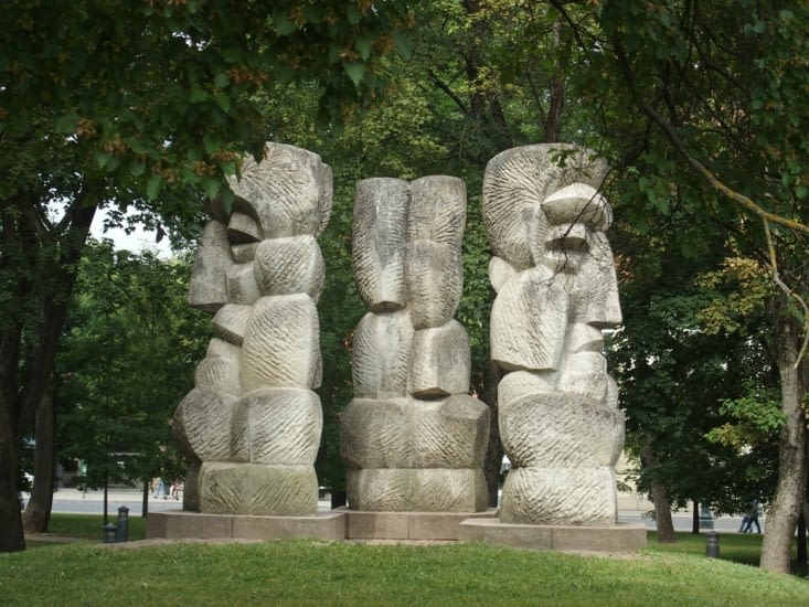 Trois monumentales sculptures à l'entrée du parc.