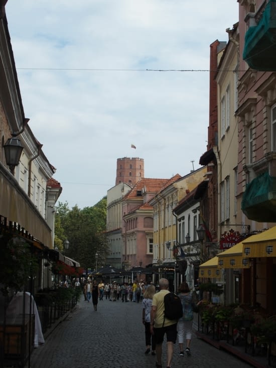 Une rue de Vilnius, avec au fond  la tour de ce que fut un beau château