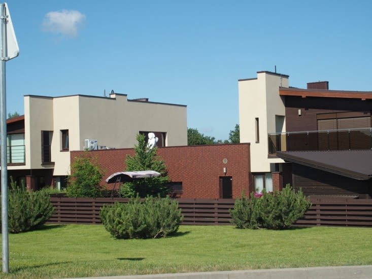 À la sortie de Vilnius un beau lotissement moderne de briques et de bois