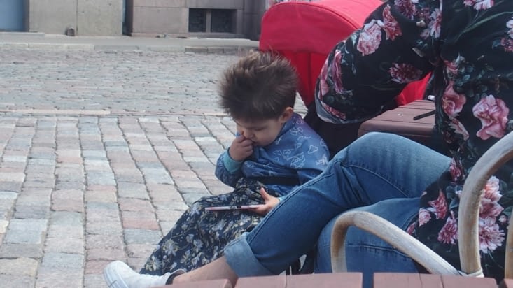 Le Danté en question omnibulé par le portable de son père