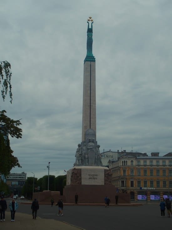 En hommage aux victimes de la guerre, le monument aux morts de la Lettonie