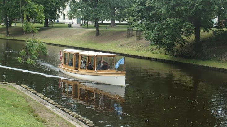 Le bateau glisse silencieusement sur le canal qui ceinture le magnifique parc de Riga