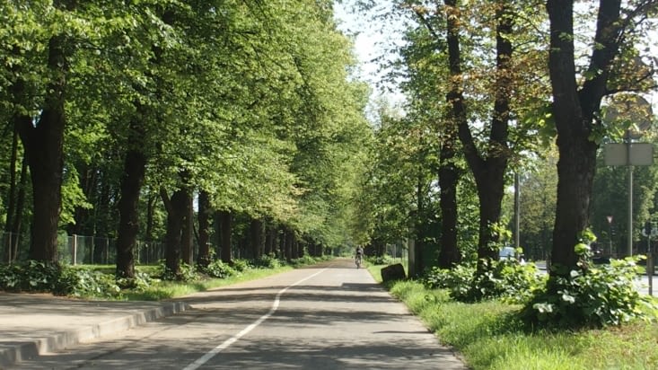 20 km de pistes cyclables pour sortir de Riga. Traversée de parcs ombragés. Le bonheur !