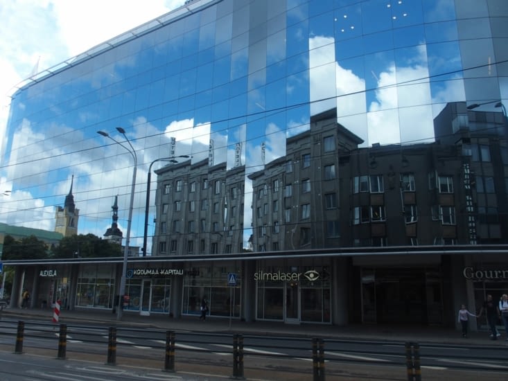 Les immeubles se reflètent dans les parois de verre