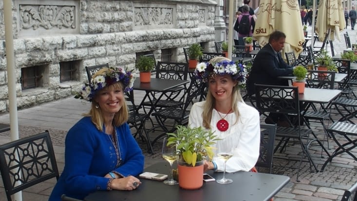 Deux jolies Estoniennes en costume traditionnel