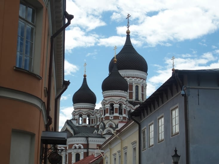 Entre les toitures, l'église orthodoxe.