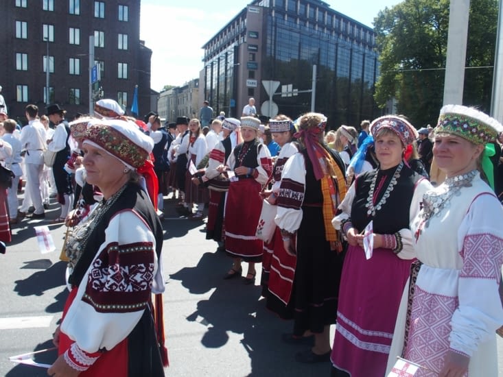 Les groupes folkloriques se préparent à défiler.