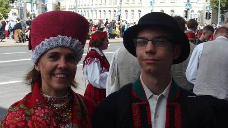 Un couple tout heureux de représenter l'Estonie