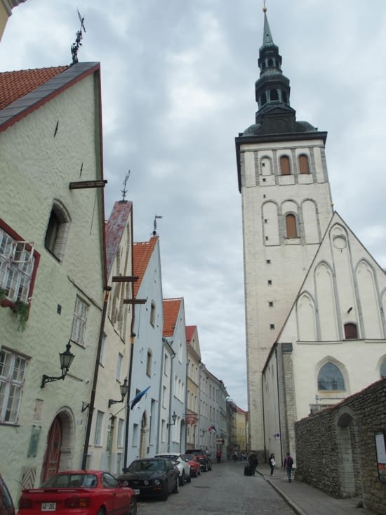 Une rue du vieux Tallinn .