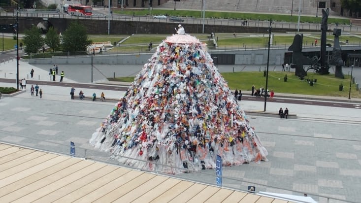 Une robe faite avec des déchets de plastique. Une militante au sommet parle  pollution.