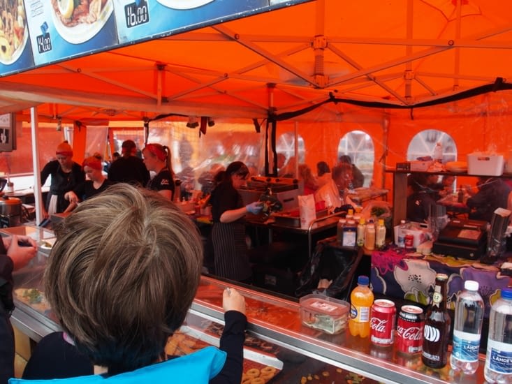 Un resto en plein air. Saumons, fritures de poissons ect ...