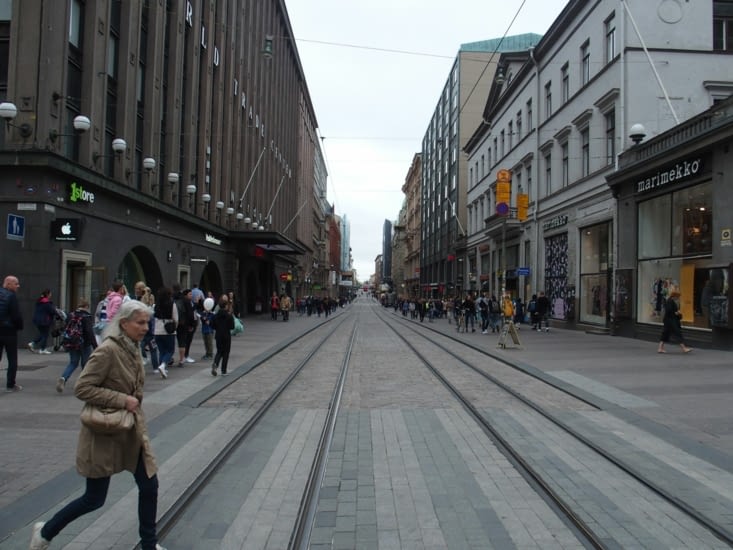 Une avenue d'Helsinki, de chaque côté que des grands magasins.