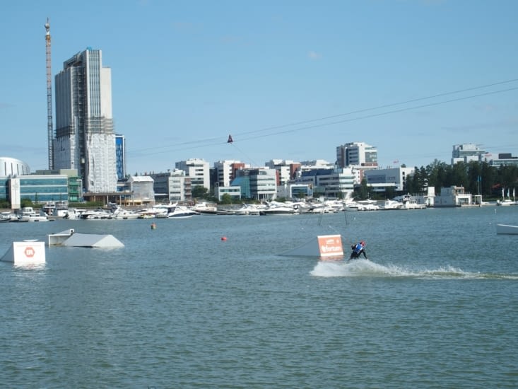 À la sortie d'Helsinki une base de ski nautique tracté.