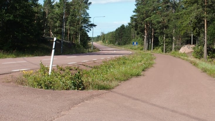 Sur les iles, les voies cyclables sont ocre rouge.