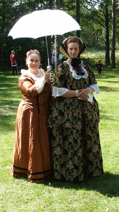 Un kermesse, certaines sont vêtues en costume d'époque.