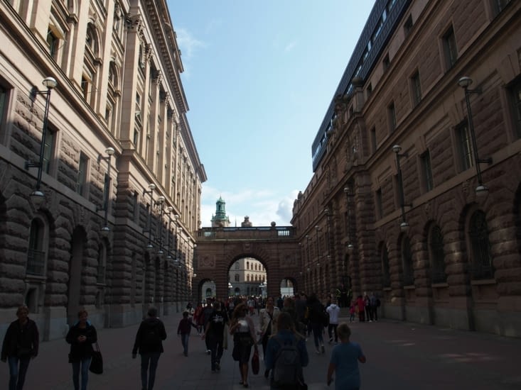 Un passage entre deux bâtiments austères emmene au Palais Royal