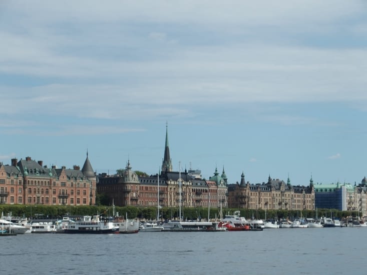 Une autre vue des quais de Stockholm .