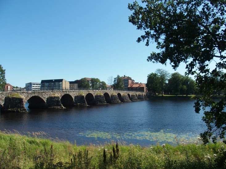 Arrivée à Karlstad un beau pont en pierre, le premier que je vois en Suède.